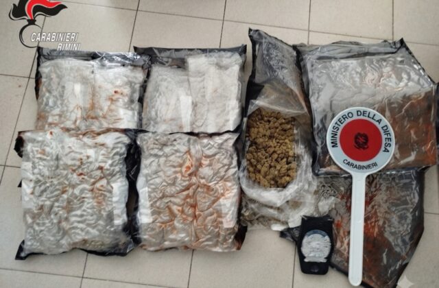 “Aspetto prodotti per capelli”, ma nel pacco ci sono 5 chili di marijuana: carabinieri travestiti da corrieri