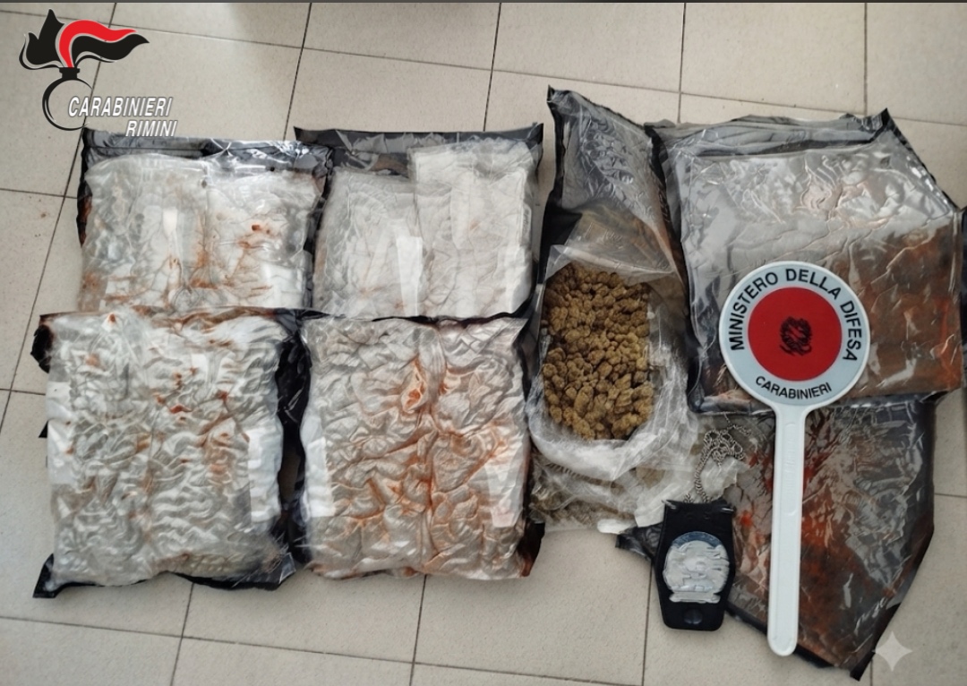 “Aspetto prodotti per capelli”, ma nel pacco ci sono 5 chili di marijuana: carabinieri travestiti da corrieri