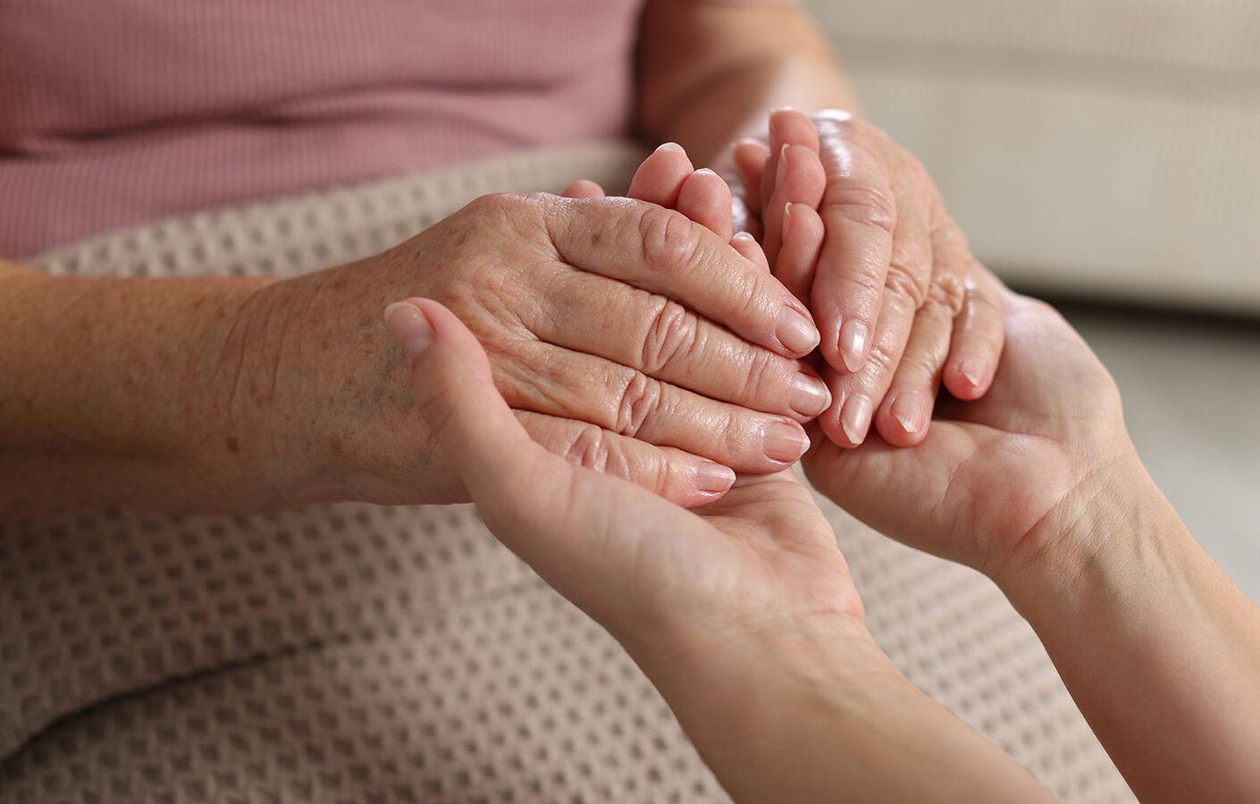 Assisti un familiare non autosufficiente? Arrivano sussidi, contributi e tutele: San Marino introduce la figura del “caregiver”