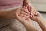 Assisti un familiare non autosufficiente? Arrivano sussidi, contributi e tutele: San Marino introduce la figura del “caregiver”
