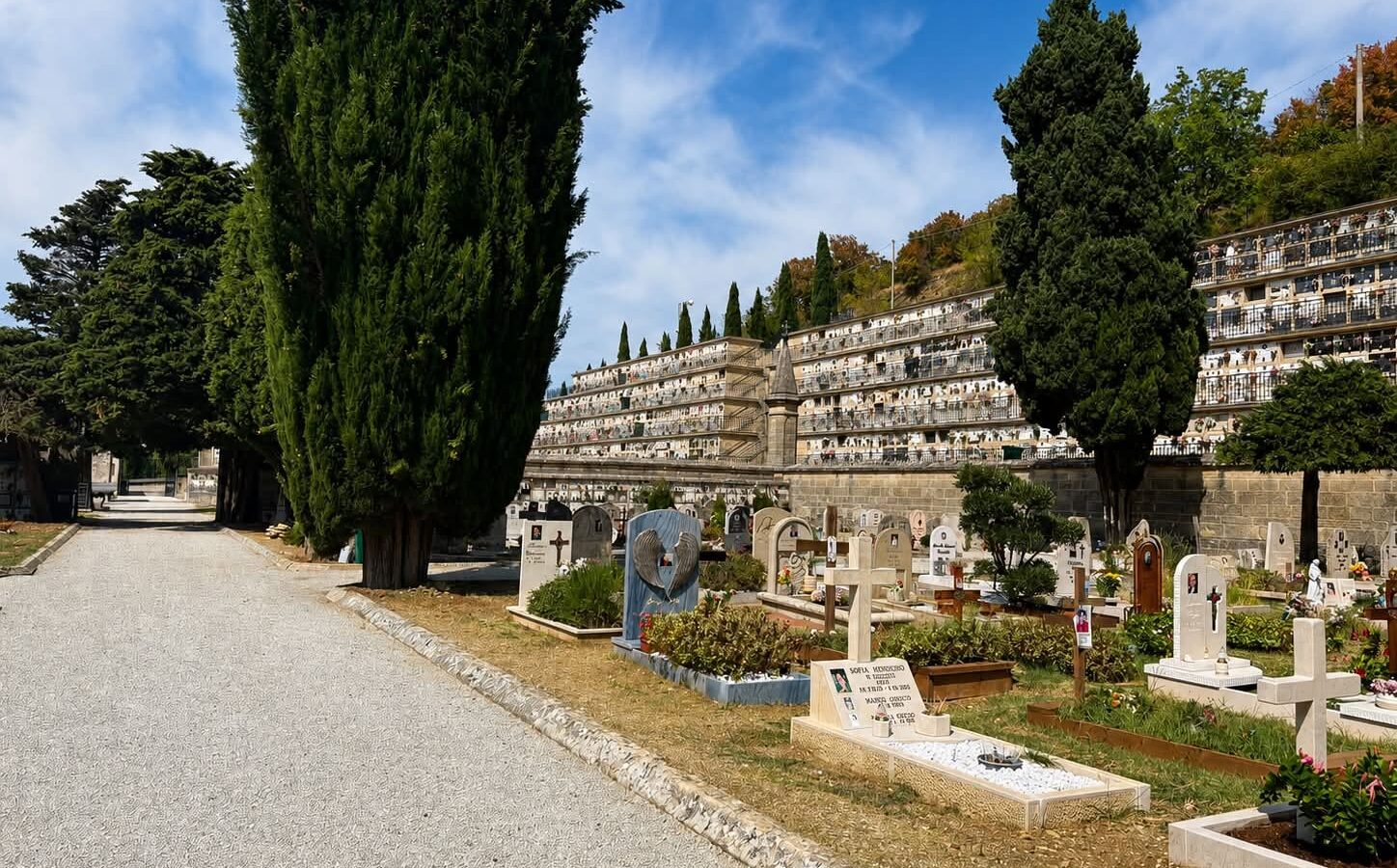 Cimiteri, nuovi lavori a Fiorentino e Faetano: via libera a loculi e ossari
