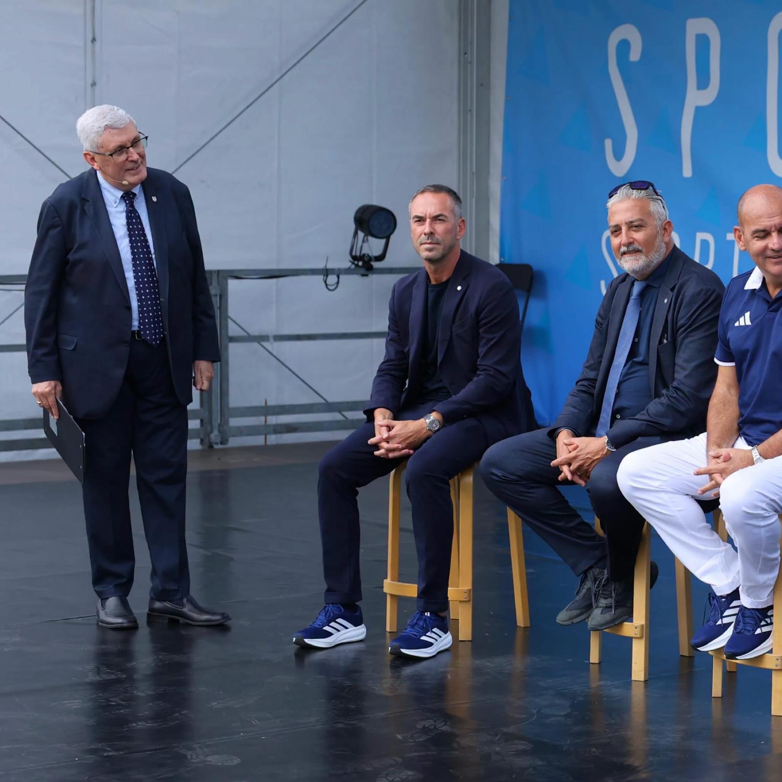 Delirio per Kimi Antonelli a San Marino: bagno di folla a Sport in Fiera