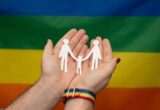 Famiglie omogenitoriali, ecco cosa prevede l’Odg: verifica sugli atti esteri, adozione semiplena e nuove norme entro febbraio