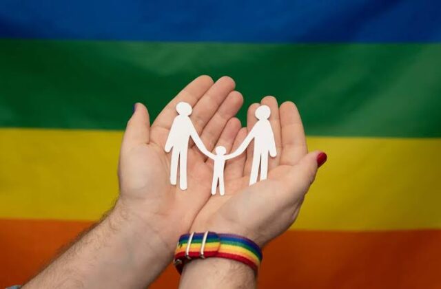 Famiglie omogenitoriali, ecco cosa prevede l’Odg: verifica sugli atti esteri, adozione semiplena e nuove norme entro febbraio