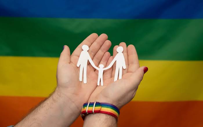 Famiglie omogenitoriali, ecco cosa prevede l’Odg: verifica sugli atti esteri, adozione semiplena e nuove norme entro febbraio