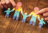 Famiglie omogenitoriali, il Consiglio si divide: sì agli atti di nascita e adozione formati all’estero, bocciata la registrazione di entrambi i genitori