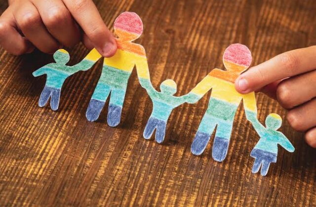Famiglie omogenitoriali, il Consiglio si divide: sì agli atti di nascita e adozione formati all’estero, bocciata la registrazione di entrambi i genitori