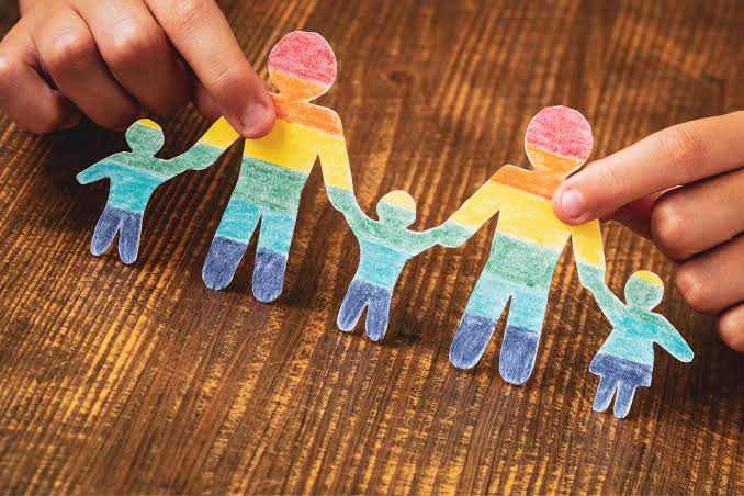 Famiglie omogenitoriali, il Consiglio si divide: sì agli atti di nascita e adozione formati all’estero, bocciata la registrazione di entrambi i genitori