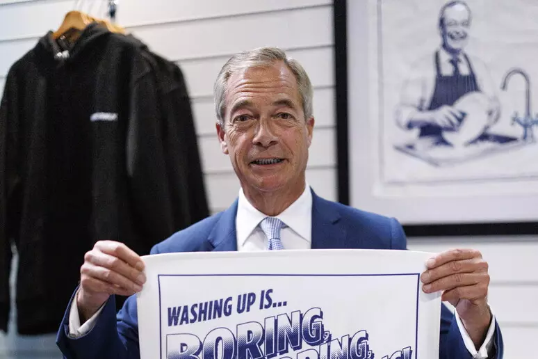 «Finanziamenti illeciti», terremoto nel partito di Farage: due funzionari si dimettono