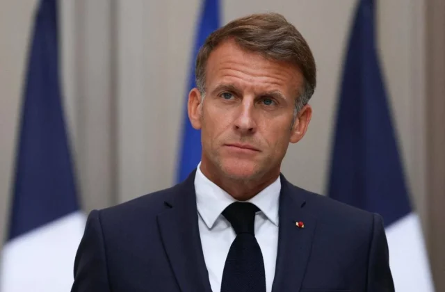 Francia, Macron chiede un piano contro gli «attacchi ibridi russi»