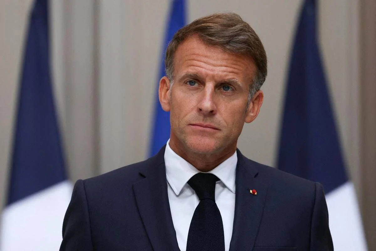 Francia, Macron chiede un piano contro gli «attacchi ibridi russi»