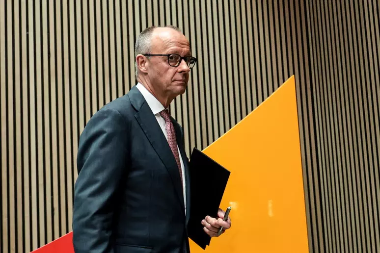 Germania, Merz resiste dopo il tracollo della Cdu: “Andiamo avanti”