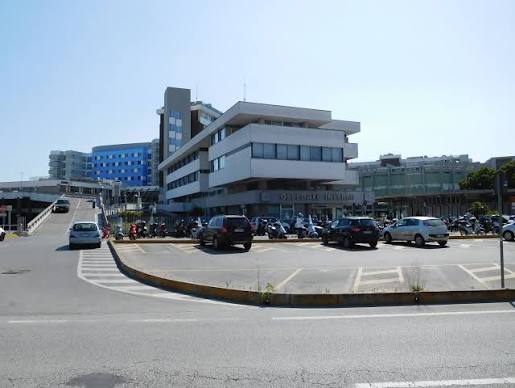 Rimini, caos al pronto soccorso: sedie e sgabelli lanciati, arrestato