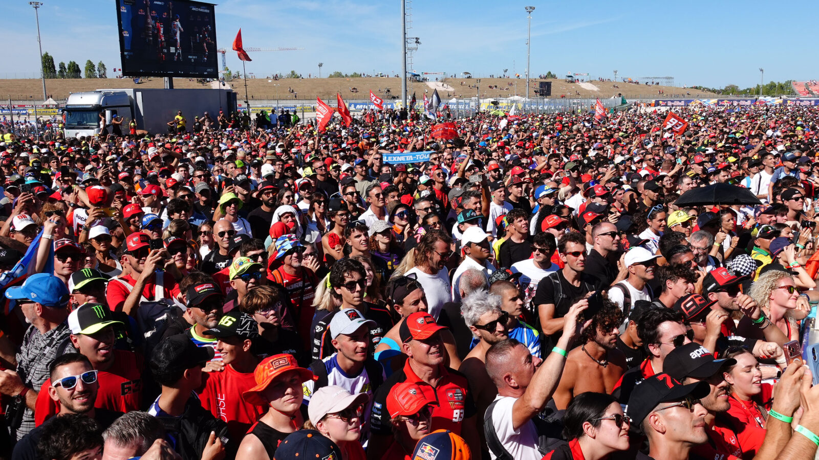 Il popolo della MotoGP invade Misano. Tifosi arrivati da Europa e resto del mondo: «Un risultato straordinario per tutto il territorio»