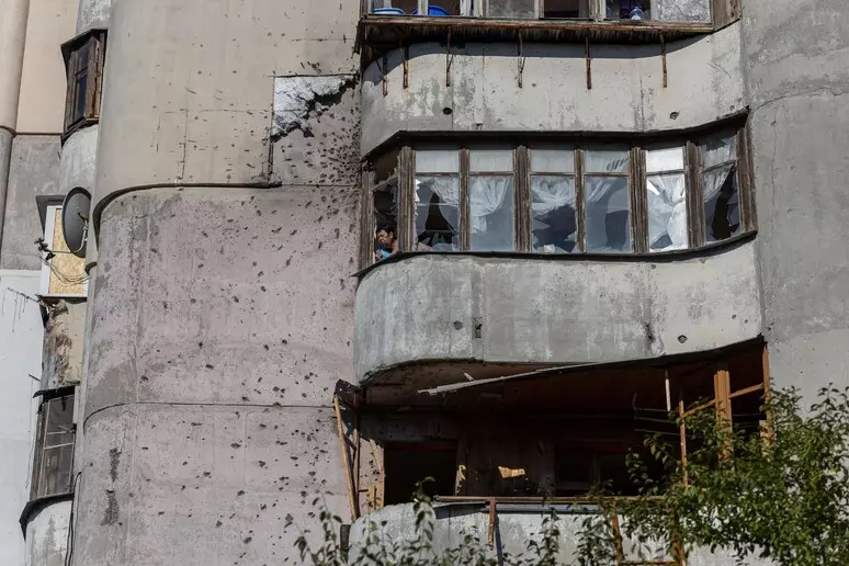 Kiev, drone russo centra l’intelligence: «Colpito lo studio del capo». Zelensky prepara la risposta