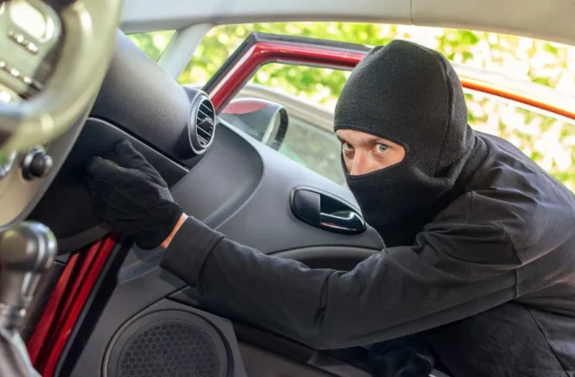 Car break-in spree in Miramare: four vehicles targeted, man arrested by police