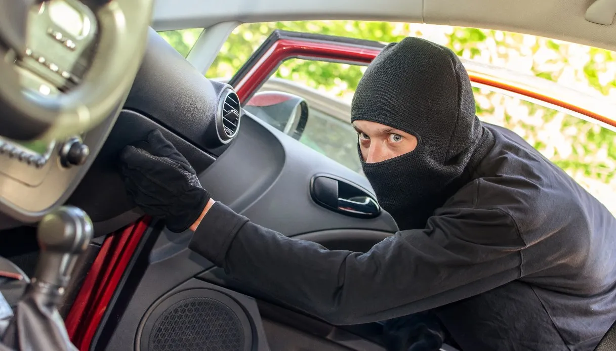 Raid tra le auto in sosta a Miramare, quattro vetture prese di mira: arrestato dalla polizia