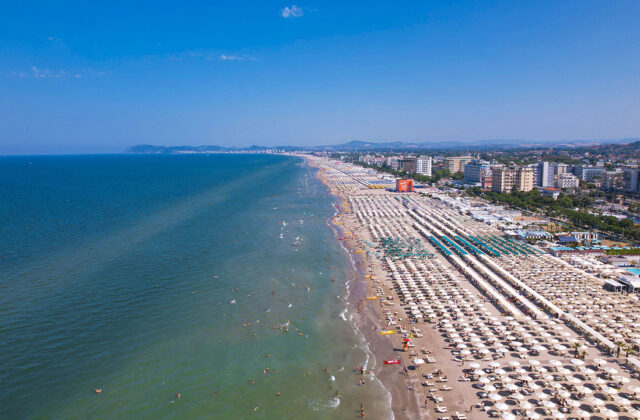 Beach concessions: Rimini closes first tender, Riccione starts its own — 52 lots in play