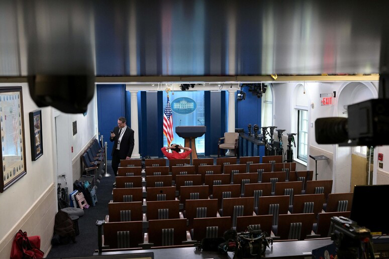 Media esclusi dalla Casa Bianca, il Dipartimento di Giustizia difende Trump