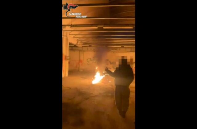 Molotov costruite e provate in un capannone abbandonato: quattro giovani perquisiti