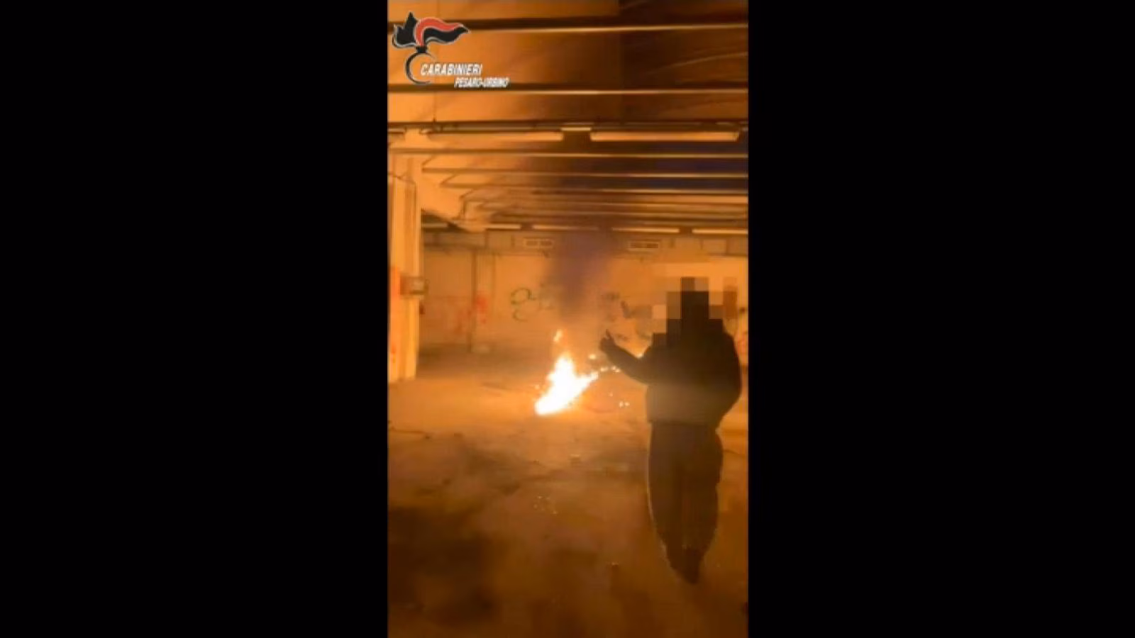 Molotov costruite e provate in un capannone abbandonato: quattro giovani perquisiti