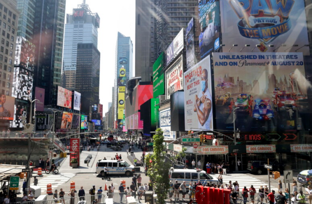 New York, donna armata di coltelli uccisa dalla polizia a Times Square