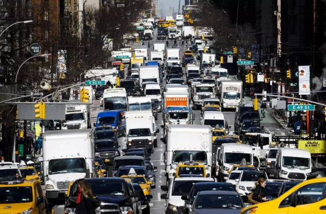 New York rallenta le auto: limite a 32 km/h e più zone solo pedonali