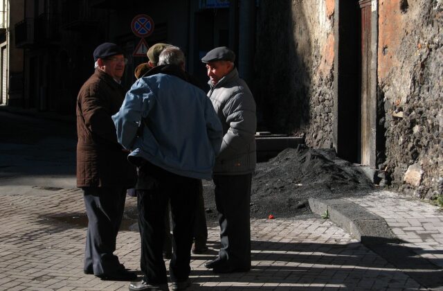 Pensioni ex frontalieri, i sindacati chiedono lo stop alle cartelle