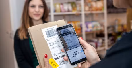 Due euro a pacco per ritirare un ordine Amazon, il punto di ritiro chiude e il Paese si divide: ma la parte peggiore non è il sovrapprezzo, è la fila di persone che difende chi lo chiedeva e prende di mira chi lo ha segnalato