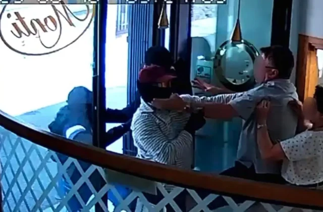 Jewelry store robbery: owner’s wife fights off armed bandit with tweezers (WATCH THE VIDEO)