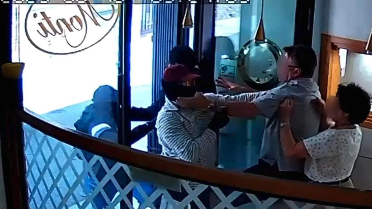 Rapina in gioielleria, bandito messo in fuga dalla moglie del titolare con una pinzetta (ECCO IL VIDEO)