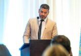 Marco Santolini lascia la guida della Federazione Servizi e Commercio USL e sale alla Segreteria confederale: il testimone passa a Ricardo Daniel Ceccoli, il funzionario cresciuto al suo fianco
