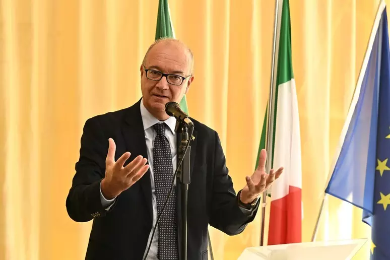 Scuola, tetto del 30% per chi non conosce l’italiano: Valditara annuncia il decreto