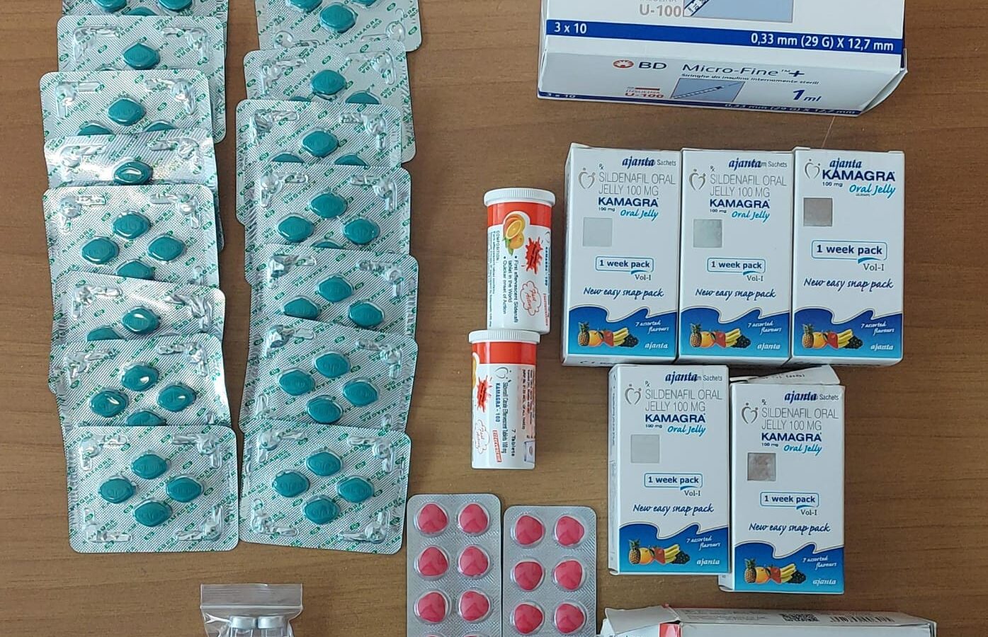 Farmaci come il Viagra venduti in negozio, nuovo blitz: sequestrate 150 confezioni