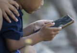 Smartphone vietati agli under 14? Il Consiglio dice no: «Meglio educare che proibire»