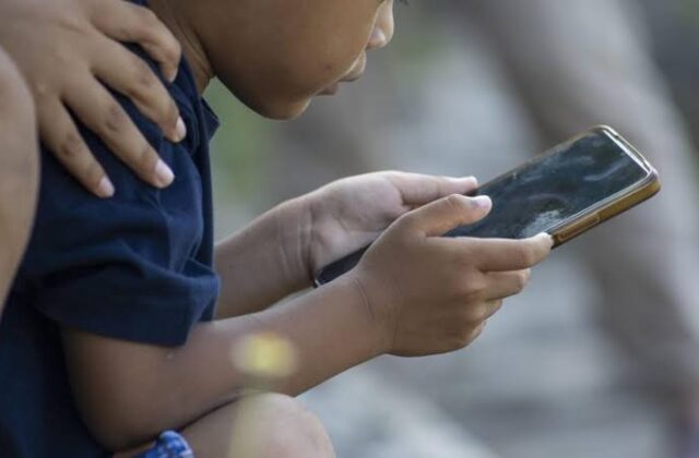 Smartphone vietati agli under 14? Il Consiglio dice no: «Meglio educare che proibire»