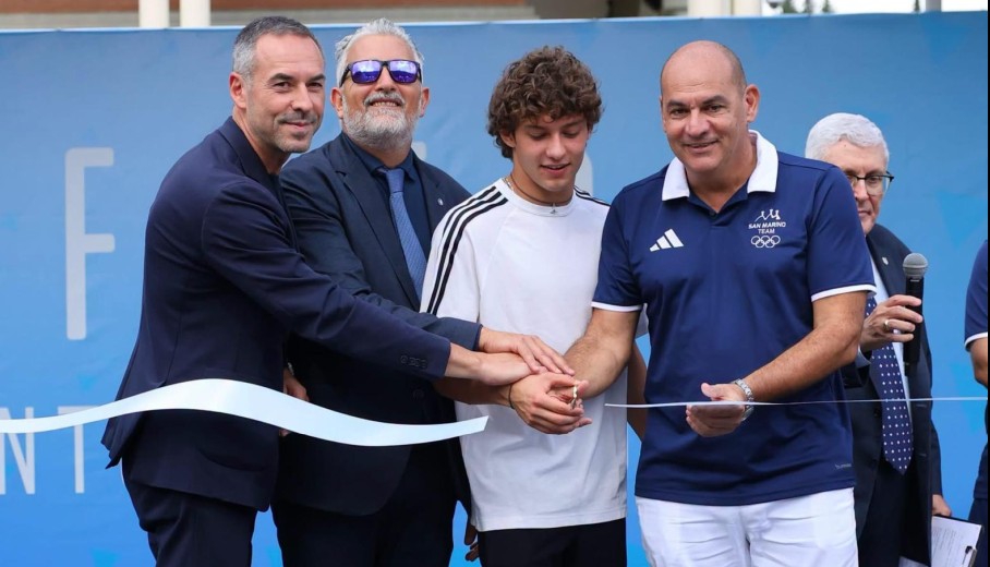 Delirio per Kimi Antonelli a San Marino: bagno di folla a Sport in Fiera