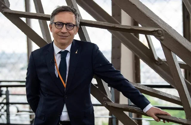 Torre Eiffel, il direttore lascia dopo il caso delle dipendenti