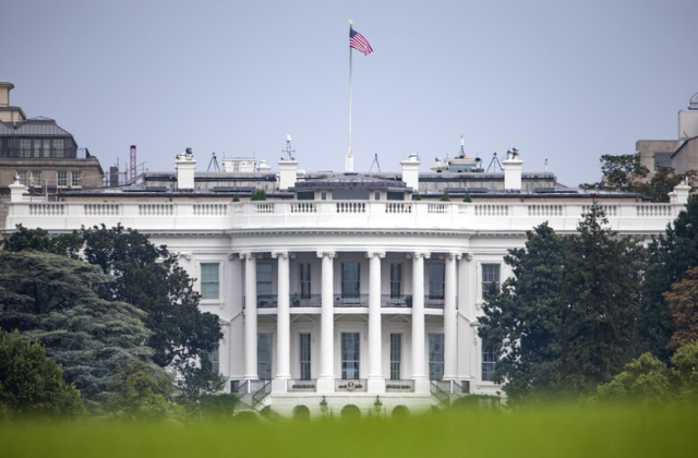 Trump chiude le porte della Casa Bianca a CNN, MS NOW e Politico: giornalisti respinti e pass disattivati