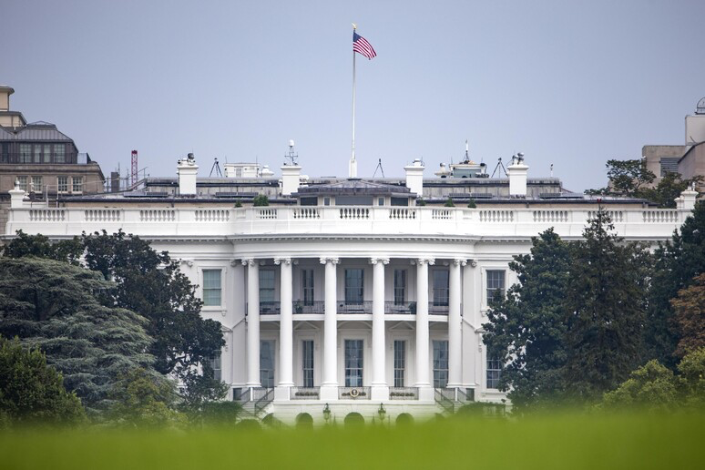 Trump chiude le porte della Casa Bianca a CNN, MS NOW e Politico: giornalisti respinti e pass disattivati