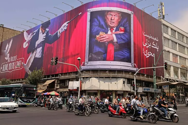 Trump provoca sull’Hormuz: «Lo ribattezziamo Stretto di Trump?»