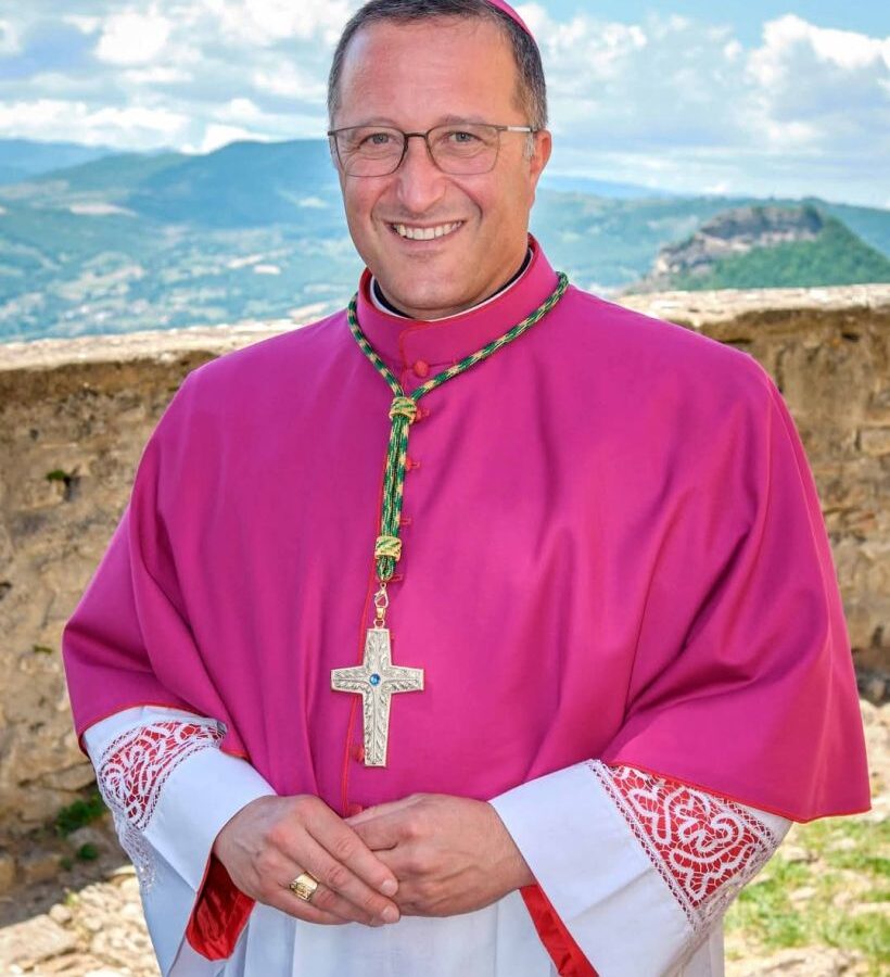 Convento devastato dai ladri, il vescovo Beneventi celebra la messa con i Servi di Maria