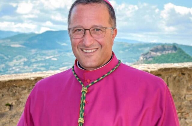 Convento devastato dai ladri, il vescovo Beneventi celebra la messa con i Servi di Maria