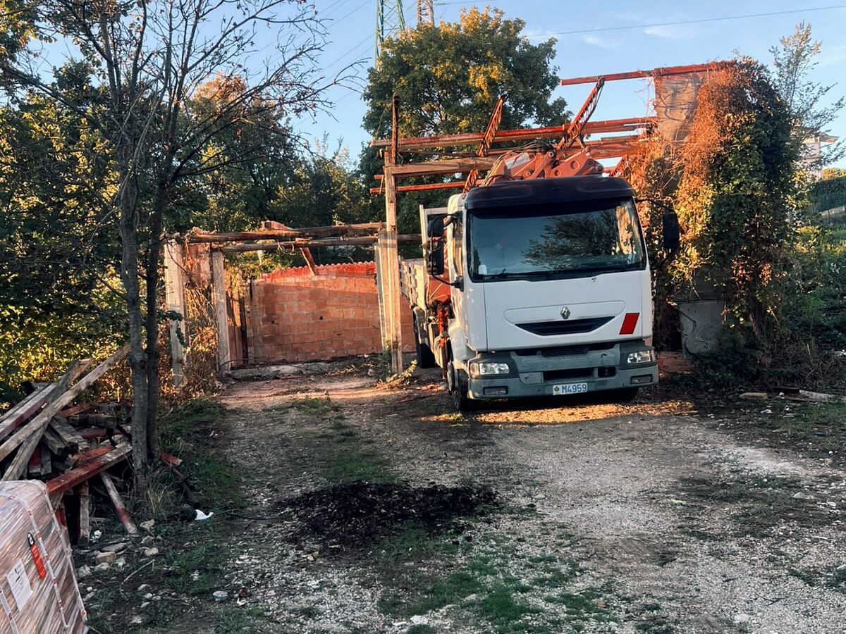 Cailungo, demolito il capanno abusivo con amianto vicino all’autolavaggio