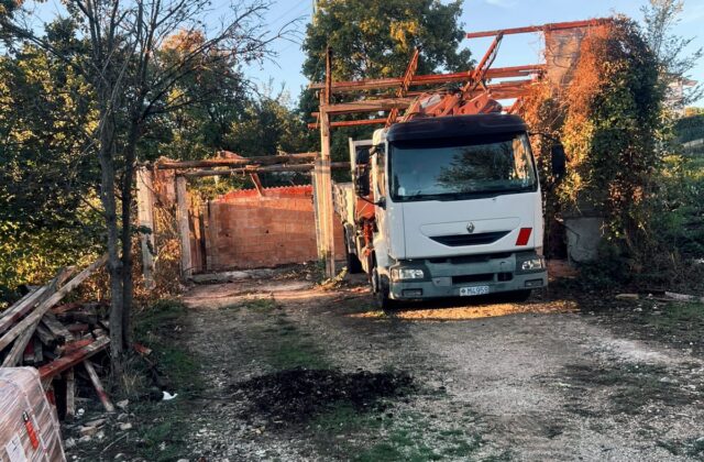 Cailungo, demolito il capanno abusivo con amianto vicino all’autolavaggio