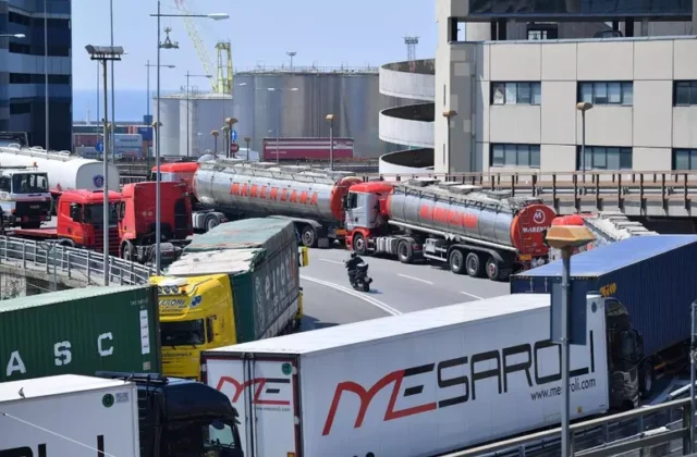 Caro gasolio, autotrasportatori sul piede di guerra: «Rischio fermo nazionale, si bloccherà il Paese»