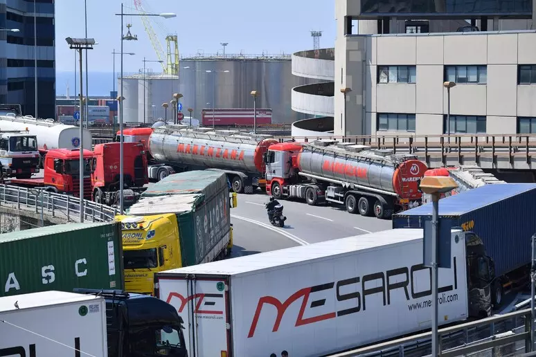 Caro gasolio, autotrasportatori sul piede di guerra: «Rischio fermo nazionale, si bloccherà il Paese»