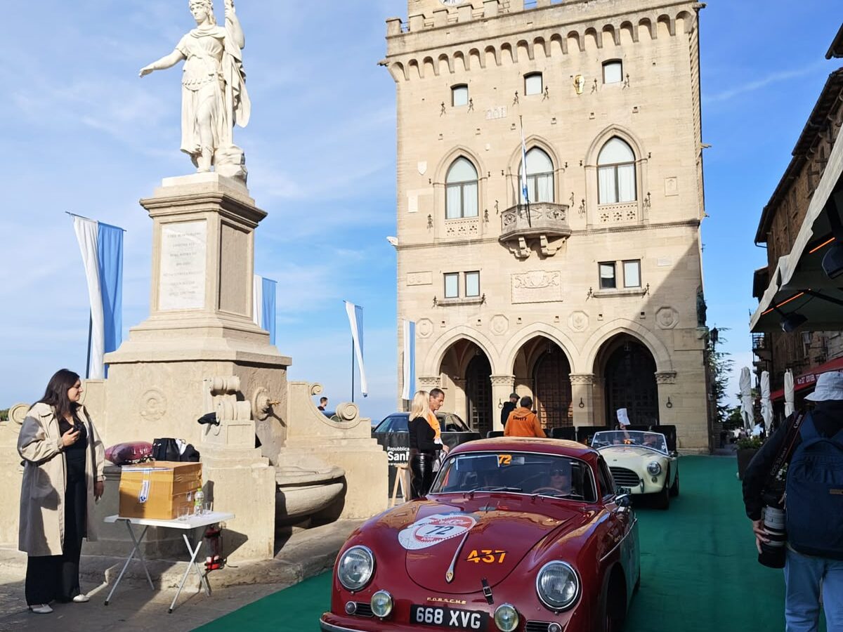 Cento auto storiche sfilano nel cuore di San Marino