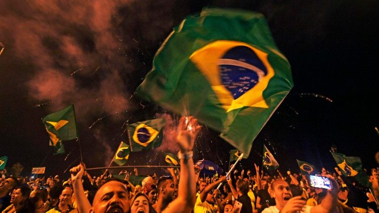 Brasile al voto, Lula e Flávio Bolsonaro appaiati prima del ballottaggio
