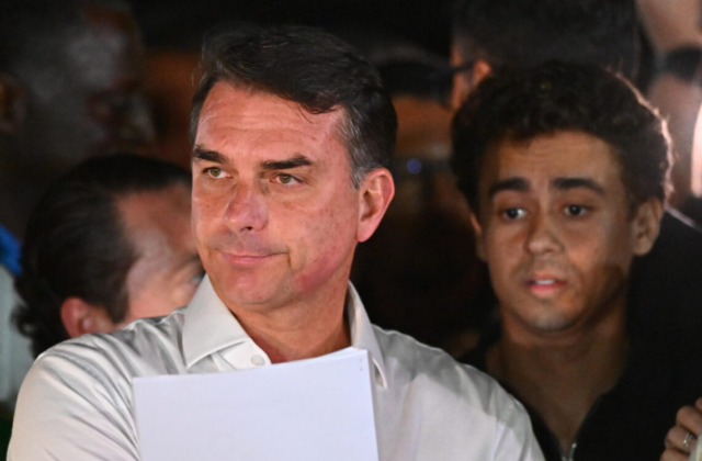Flávio Bolsonaro lascia il Brasile e vola negli Stati Uniti dopo la sconfitta elettorale